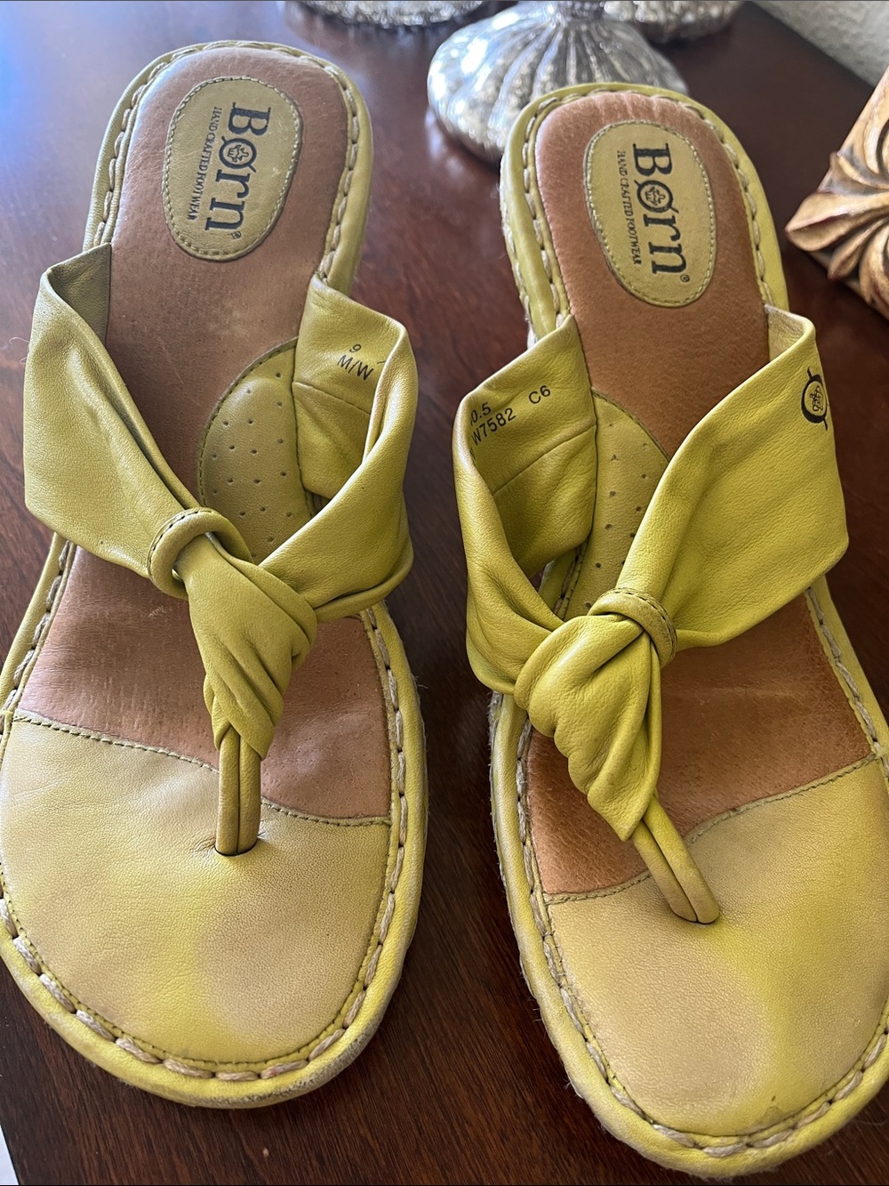 Born Lime Green Yellow Knot Leather 3 Inch Wedge Thong Sandals Size 9